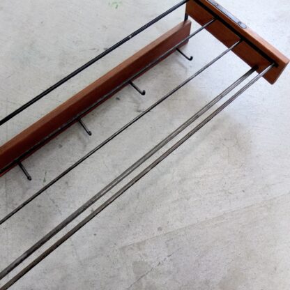 Mid-century Wandgarderobe mit Hutablage