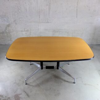 Segmented Tisch Eames Vitra