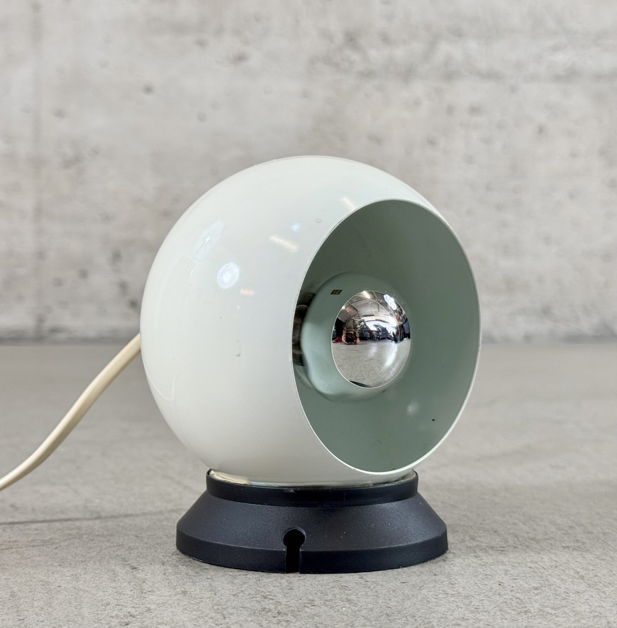 Weisse Space Age Eyeball Tischlampe