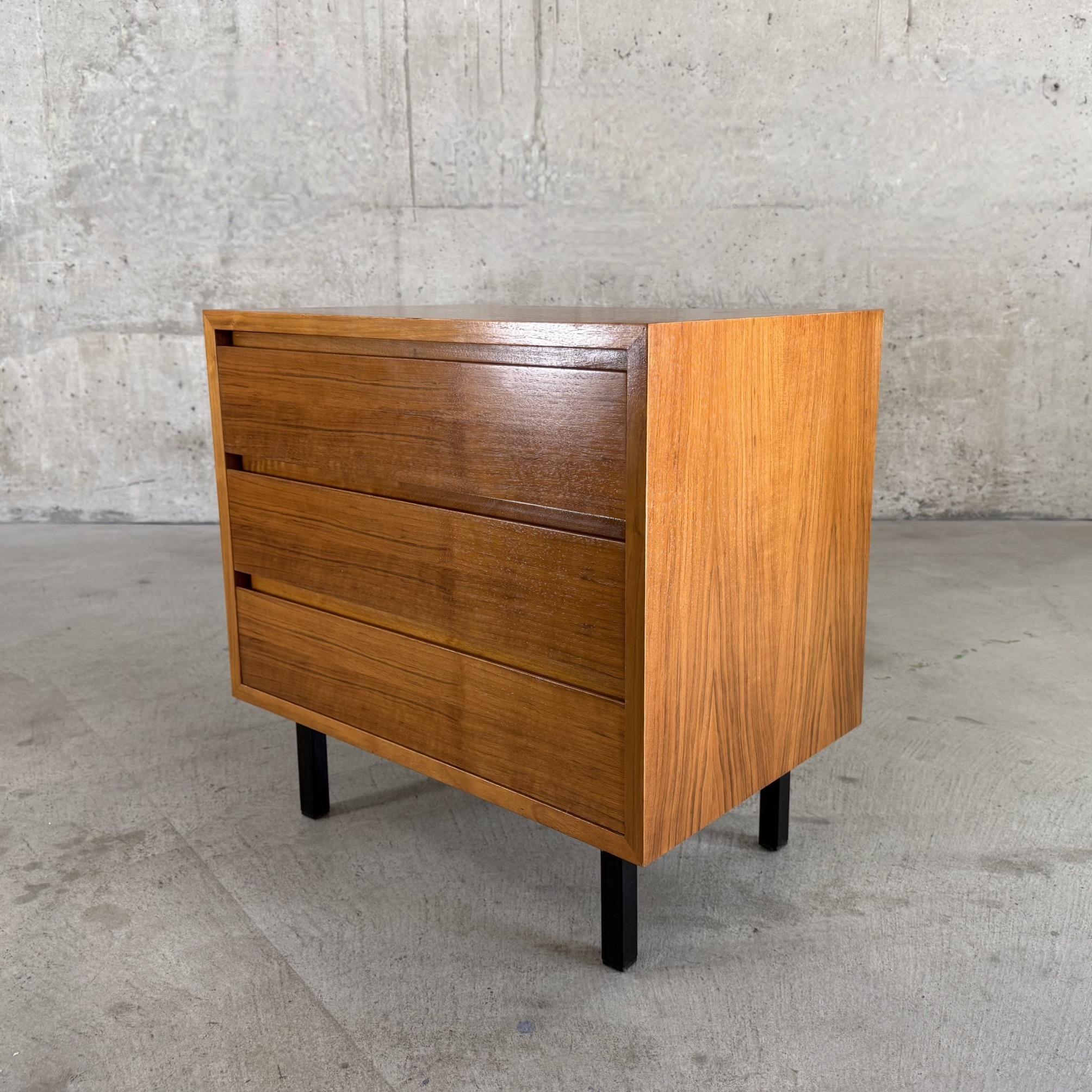 Kleines vintage Beistellmöbelstück 1960er