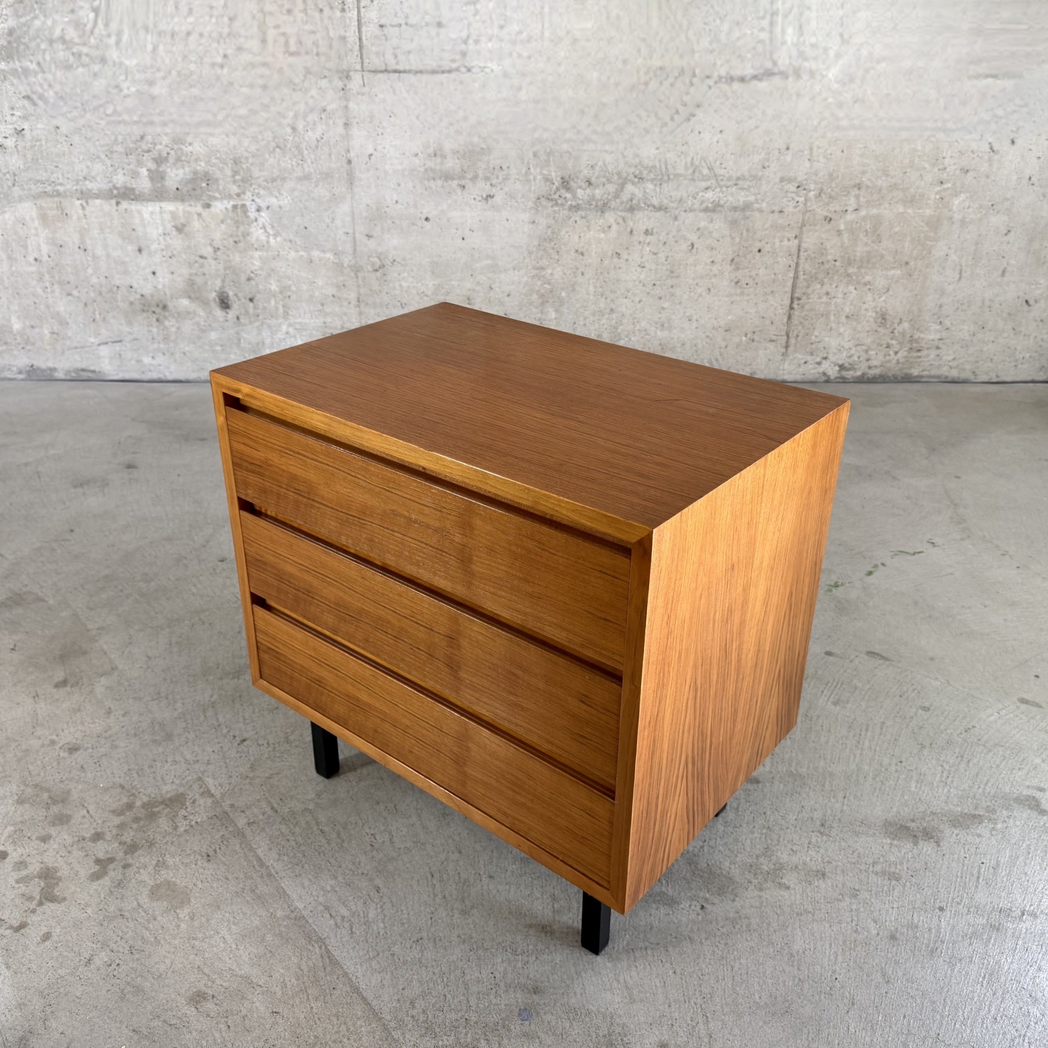 Kleines vintage Beistellmöbelstück 1960er